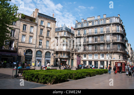Un piccolo quadrato fuori Rue Saint Catherine nella città di Bordeaux, Francia Europa UE Foto Stock