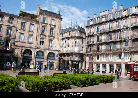 Un piccolo quadrato fuori Rue Saint Catherine nella città di Bordeaux, Francia Europa UE Foto Stock