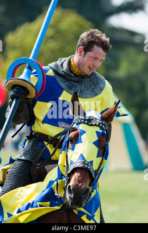 Un cavaliere giostre al palazzo di Blenheim, Oxfordshire, Inghilterra. Foto Stock