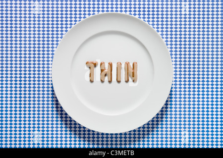 La parola scritta sottile con il pane russo sul piatto, close up Foto Stock