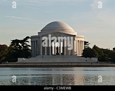 Vista del Jefferson Memorial attraverso il bacino di marea a Washington DC, Ottobre 2008 Foto Stock