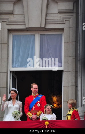 Il Duca e la Duchessa di Cambridge sul balcone di Buckingham Palace dopo il Royal Wedding in Westminster Abbey, Venerdì 29 Ap Foto Stock