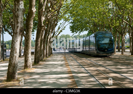 Un tram sull' Esplanade des Quinconces nella città di Bordeaux, Francia Europa UE Foto Stock