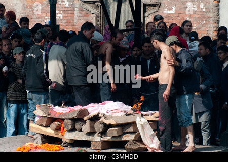 Rituale cremazione indù di pashupatinath sul sacro bagmati, Kathmandu Foto Stock