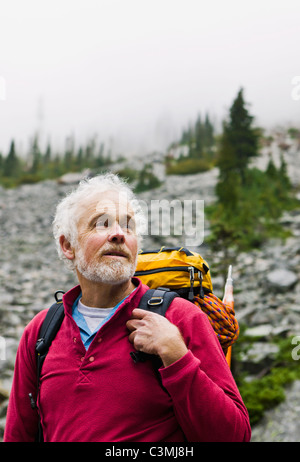 Un ritratto di un uomo maturo di escursioni in montagna. Foto Stock