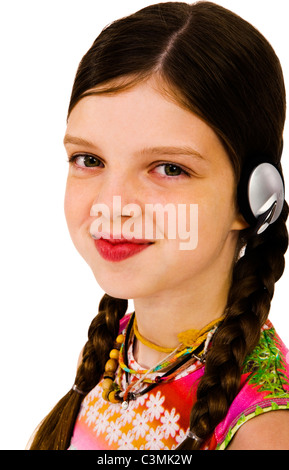 Bella ragazza ascoltando musica sulle cuffie isolato su bianco Foto Stock