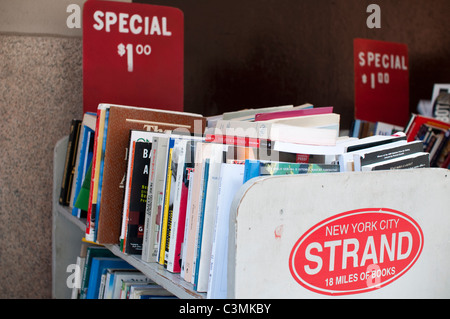 $1 libri in vendita presso il bookshop del filamento nell'East Village di New York City. Foto Stock