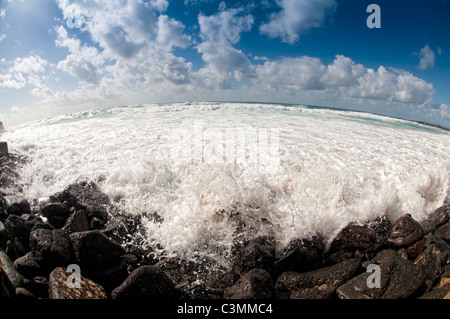 Onde che si infrangono sulle nere rocce laviche sulla costa di Fuerteventura Isole Canarie Foto Stock