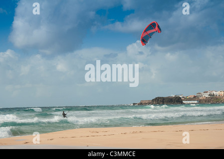 L'uomo kite surf cavalcare le onde a El Cotillo Fuerteventura Isole Canarie Foto Stock