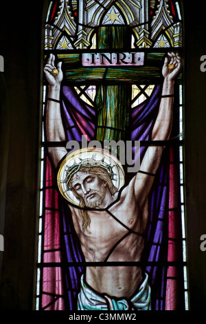 Parte di vetrate che mostra Gesù crocifisso sulla croce nella Chiesa di Tutti i Santi, Tarrant Monkton, Dorset, Regno Unito in aprile - la crocifissione di Cristo Foto Stock