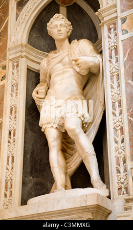 Pisa - statua da interno della cattedrale di Santa Maria Assunta Foto Stock