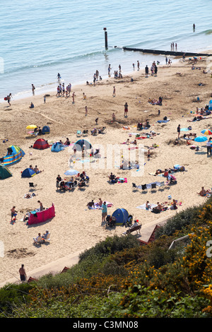 Guardando verso il basso oltre il Bournemouth Beach in un affollato Vacanze di Pasqua in aprile Foto Stock