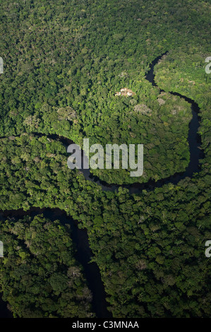 Meandri del fiume e Cofan case in riserva Cuyabeno, la foresta pluviale amazzonica ecuadoriana. Foto Stock