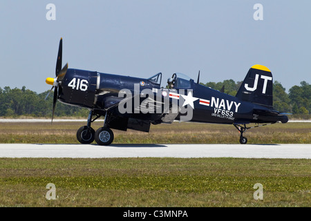 Un veterano del Navy US Chance Vought Corsair a carico del gestore fighter della USS Boxer Foto Stock