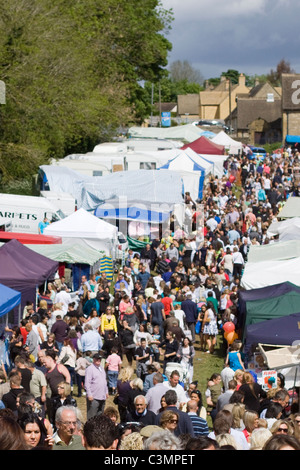 Si spegne e la folla a Stow Horse Fair in Inghilterra Foto Stock