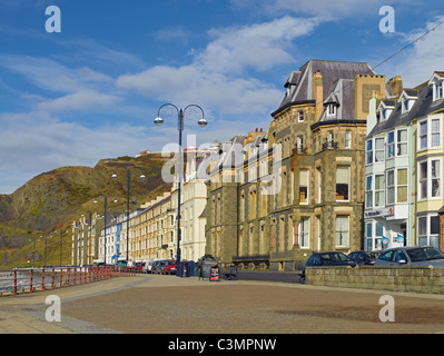 Proprietà sul lungomare e North Beach in inverno Marine Terrace Aberystwyth Ceredigion Cardiganshire Galles Regno Unito GB Gran Bretagna Foto Stock