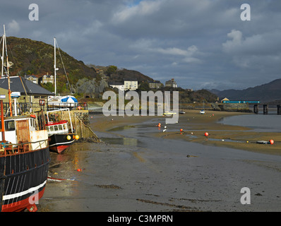 Barche da pesca a bassa marea in inverno Barmouth Harbour Gwynedd Galles Regno Unito GB Gran Bretagna Foto Stock