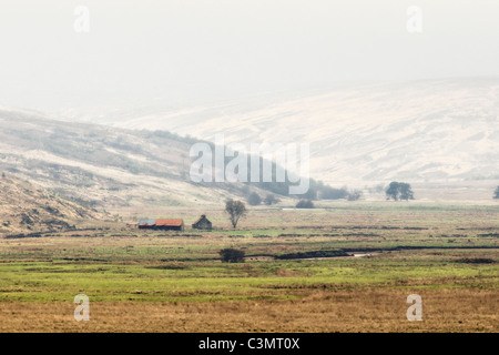 Il fondovalle con il vecchio fienile e fiume al Glen Cassley, Sutherland, Scozia con sfondo nebbioso Foto Stock