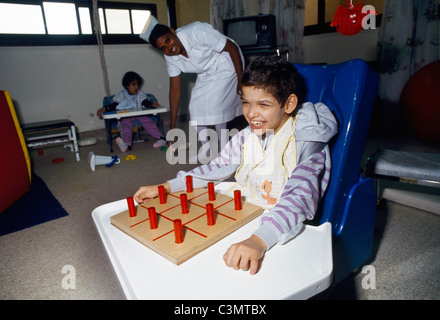 Kuwait City Kuwait bambino autistico di ridere Foto Stock