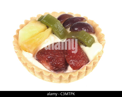 Preparato di fresco frutta estiva crostata con Kiwi fragole uva e ananas in una pasta al forno sformato di base con nessun popolo contro White Foto Stock