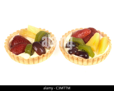 Preparato di fresco frutta estiva crostata con Kiwi fragole uva e ananas in una pasta al forno sformato di base con nessun popolo contro White Foto Stock