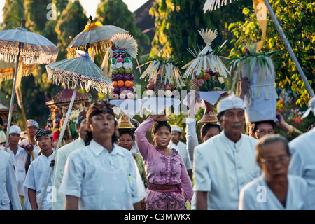 Indonesia, isola di Bali, Tejakula Village, vicino a pura Maksan Tempio. Processione. Foto Stock
