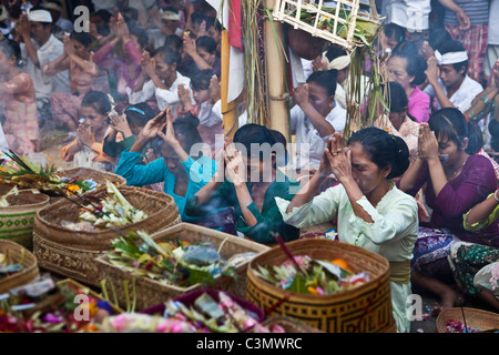 Indonesia, isola di Bali, Tejakula village, Pura Maksan Tempio. Persone in adorazione. Foto Stock