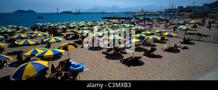 Cannes Francia Ombrelloni sulla spiaggia Foto Stock