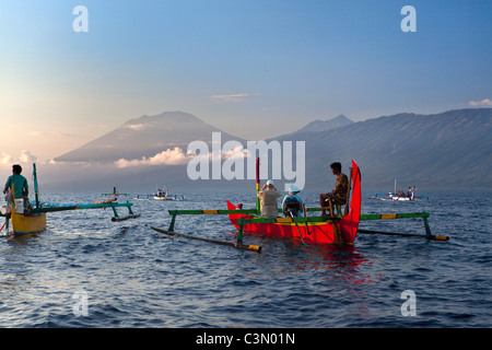 Indonesia, isola di Bali, vicino al villaggio di Tejakula, Gaia Oasis Resort. I turisti di prendere un tour con fishmen. Foto Stock