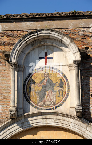 Italia, Roma, Celio, Villa Celimontana, San Tommaso in abbazia benedettina di Formis, porta medievale con mosaico di Jacopo e Cosma dei Cosmati Foto Stock