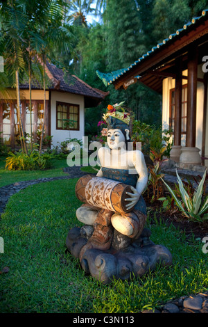 Indonesia, isola di Bali, vicino al villaggio di Tejakula, Gaia Oasis Resort. Statua di fronte al bungalow. Foto Stock