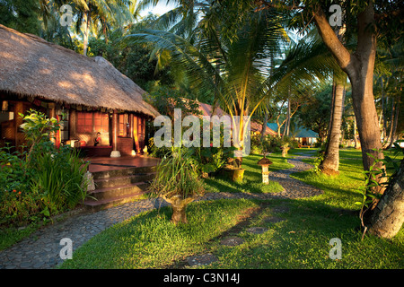 Indonesia, isola di Bali, vicino al villaggio di Tejakula, Gaia Oasis Resort. Bungalow. Foto Stock
