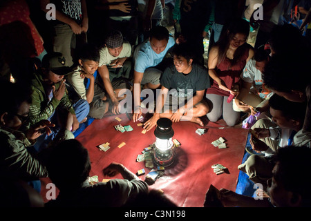Indonesia isola di Bali, Tejakula, bambini giocare per denaro. Foto Stock