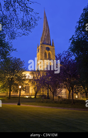 Tempo di notte foto di Chesterfields guglia storta chiesa nel Derbyshire East Midland l'Inghilterra Foto Stock