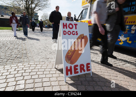 Pedoni rush con un gelato/fast food van sulla South Bank di Londra, Inghilterra. Foto Stock