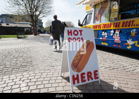 Pedoni rush con un gelato/fast food van sulla South Bank di Londra, Inghilterra. Foto Stock