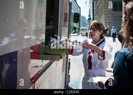 Il gusto del cibo in Corea carrello distribuisce campioni gratuiti di Kim Chi riso fritto in New York Foto Stock