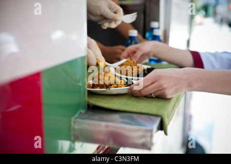 Il gusto del cibo in Corea carrello distribuisce campioni gratuiti di Kim Chi riso fritto in New York Foto Stock