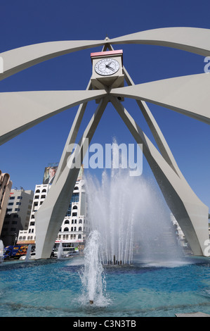 Orologio da torre rotonda in Dubai Emirati Arabi Uniti Foto Stock