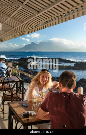 Sud Africa, Cape Town, Blouberg beach. Ristorante: sulle rocce. La terrazza esterna. Background: Table Mountain. Foto Stock
