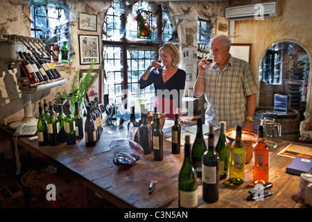 Sud Africa, Western Cape, Stellenbosch, Muratie Wine Estate. Matura in sala di degustazione. Foto Stock