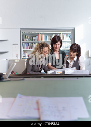 Tre architetti che lavorano in un ufficio Foto Stock