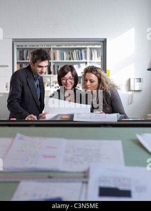Tre colleghi che lavorano insieme Foto Stock