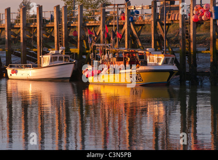 Barche da pesca Ormeggiato sul fiume Rother in una serata estiva della segala Harbor East Sussex England Foto Stock