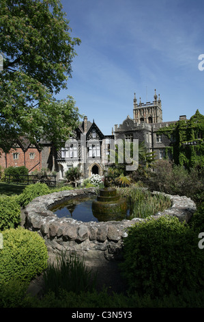 Abbey Hotel con il priorato dietro, Great Malvern, Worcestershire, 2011 Foto Stock