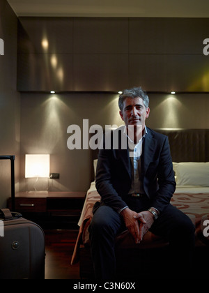 Uomo d'affari nella sua camera di albergo Foto Stock