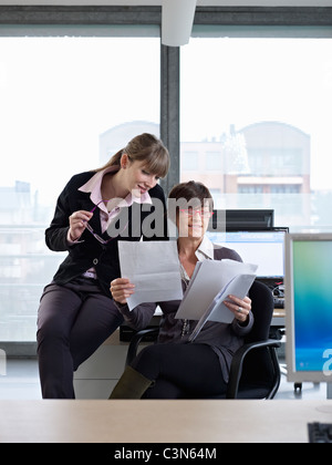 Due donne di business nel corso di una riunione Foto Stock