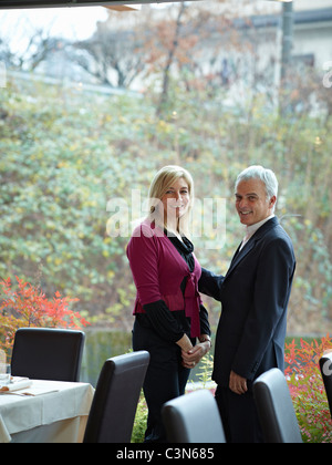 Coppia senior avente un intimo momento in un ristorante Foto Stock