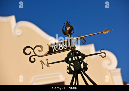 Sud Africa, Western Cape, Franschhoek, banderuola di fronte a Cape Dutch House. Foto Stock