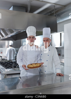 Chef apprendista con fatti in casa torta Foto Stock